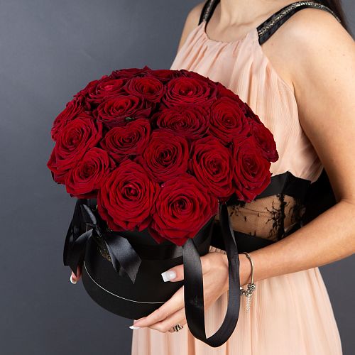 25 красных роз в черной шляпной коробке 