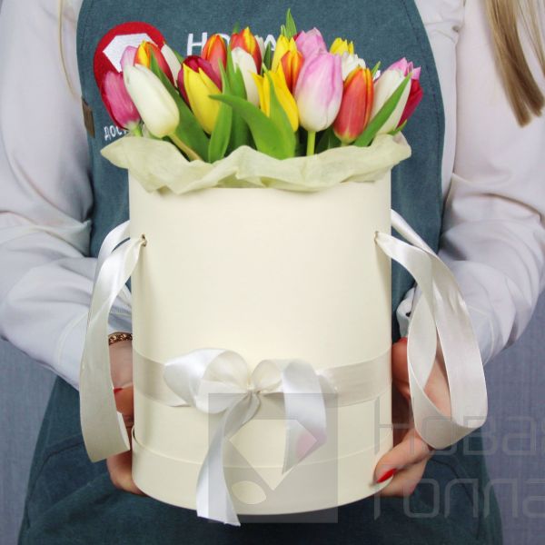 25 тюльпанов микс в бежевой средней шляпной коробке
