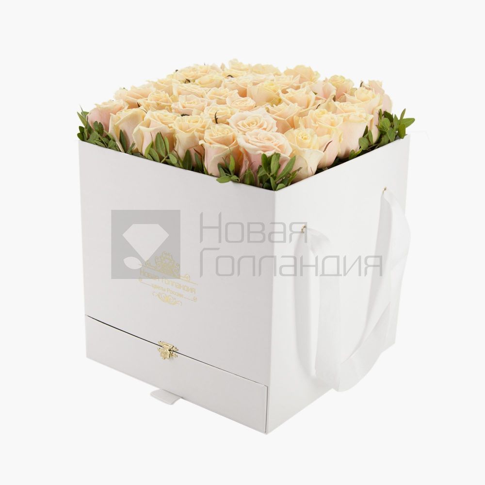 35 нюдовых роз в большой белой коробке шкатулке с макарунсами №470