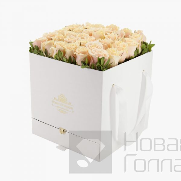 35 нюдовых роз в большой белой коробке шкатулке с макарунсами №470