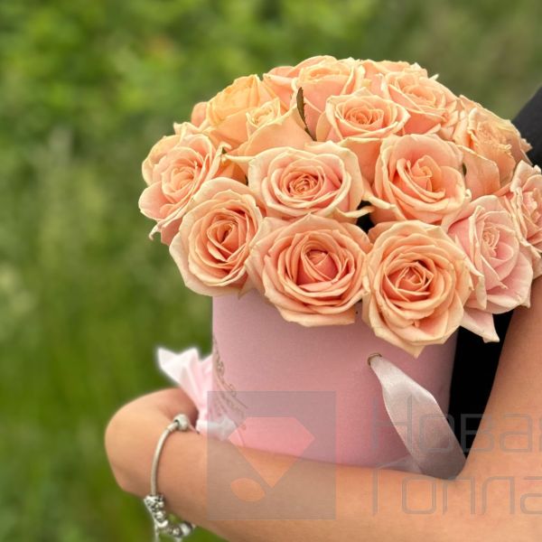 15 нюдовых роз в маленькой розовой шляпной коробке №340