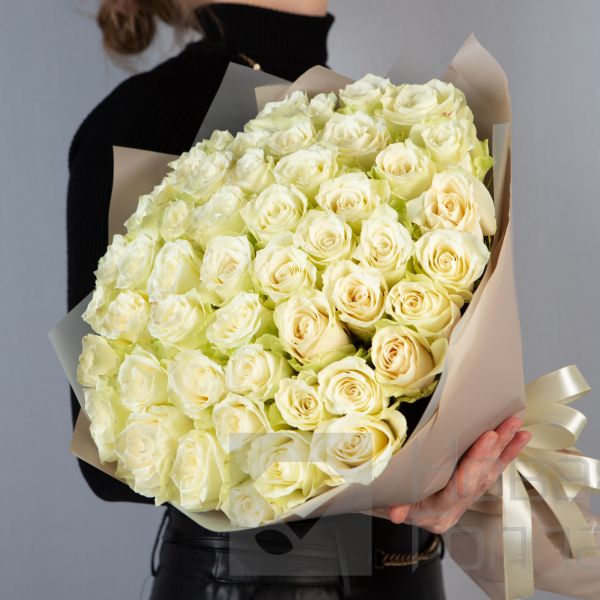 Букет 51 белая роза Кения 40 см в  упаковке