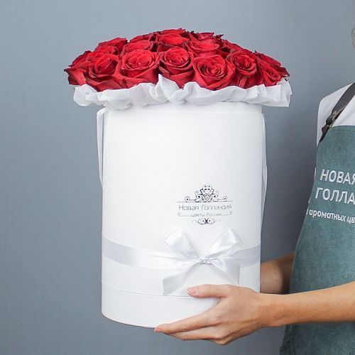 35 роз Премиум Эквадор в белой шляпной коробке 