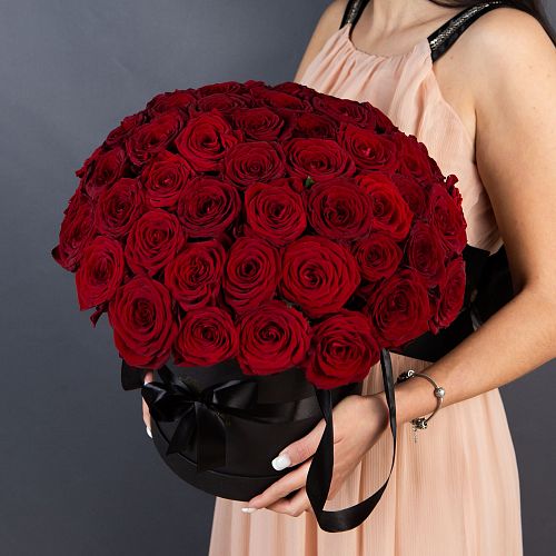 51 Красная роза в большой черной шляпной коробке 
