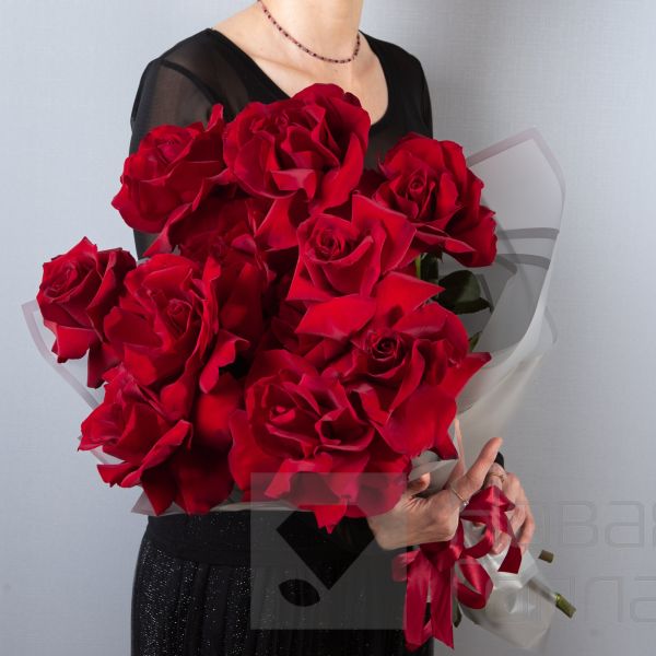 Букет 11 красных французских роз Пантера