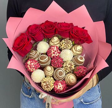 Букет из клубники в шоколаде и роз