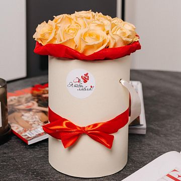 15 кремовых роз в маленькой бежевой коробке