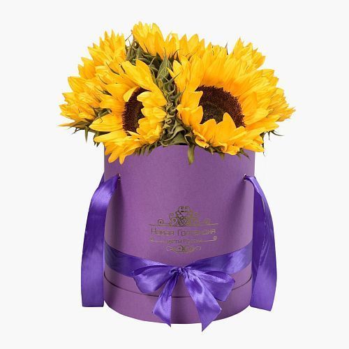 Подсолнухи в сиреневой шляпной коробке