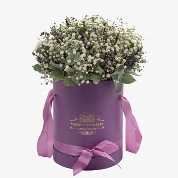 Гипсофила и лаванда в сиреневой шляпной коробке