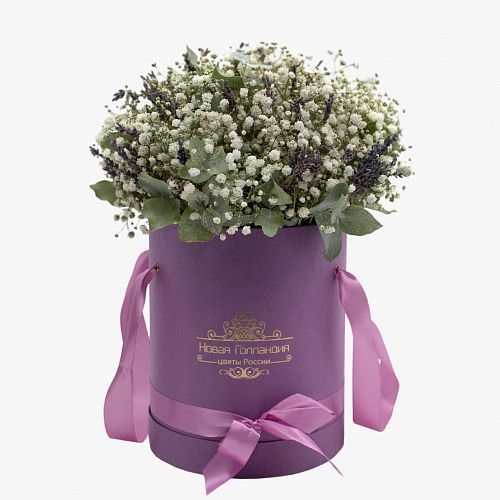 Гипсофила и лаванда в сиреневой шляпной коробке