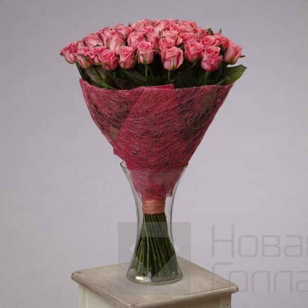 Букет 51 коралловая роза 60 см в вазе