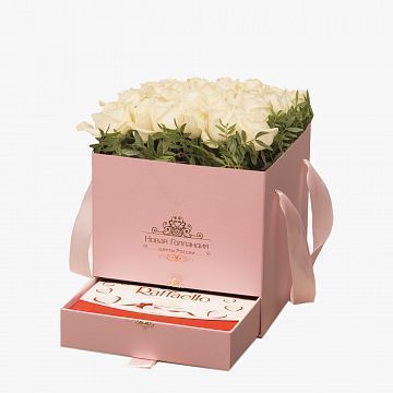 Розовая коробка шкатулка 25 белых роз Raffaello в подарок №383 Розовая коробка шкатулка 25 белых роз Raffaello в подарок №383