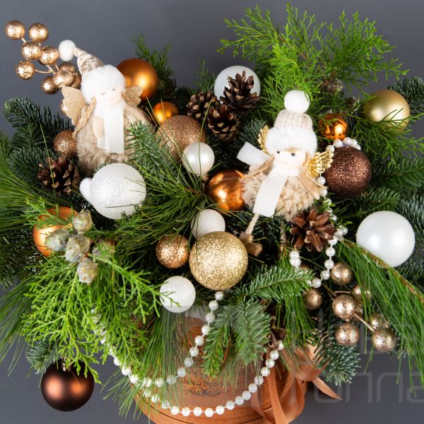 Композиция в деревянной коробке