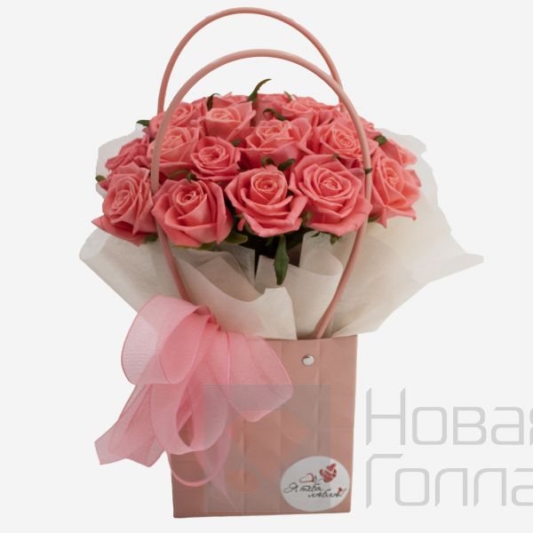 25 коралловых роз в сумочке " Я Тебя Люблю"