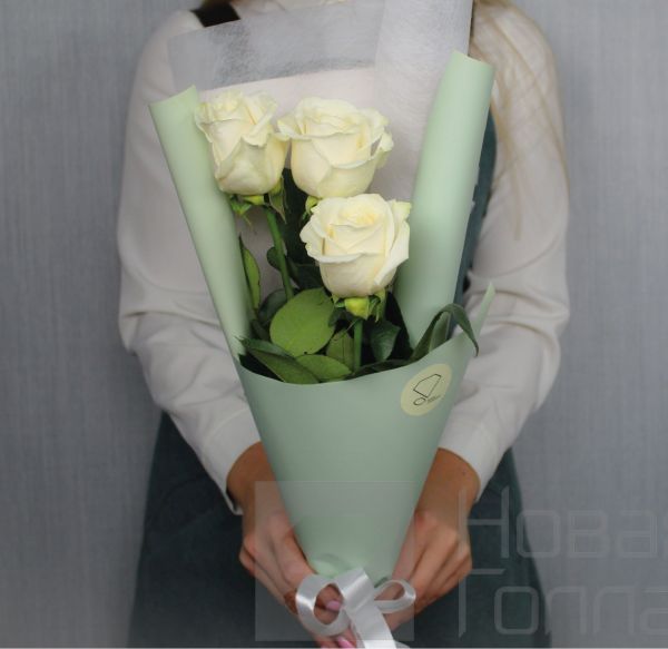 3 белые розы Эквадор 50 см.