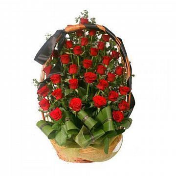 Корзина траурная из 35 красных роз