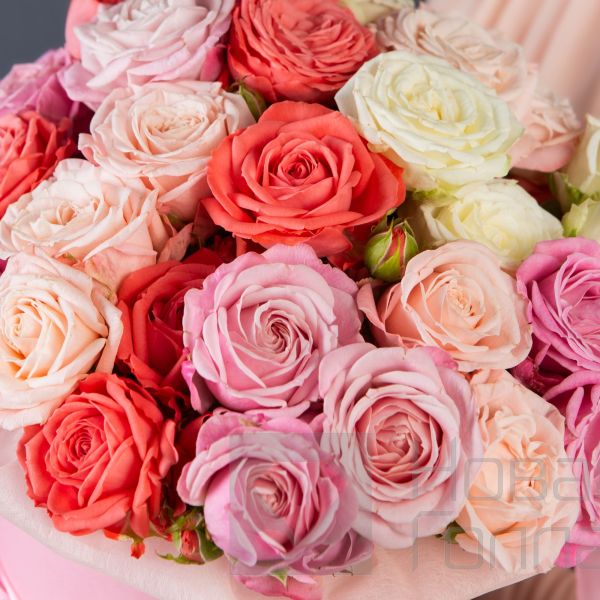 Пионовидные кустовые розы микс в розовой шляпной коробке №741