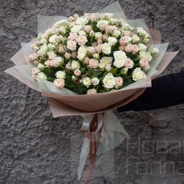 Букет 35 бело-кремовых кустовых роз
