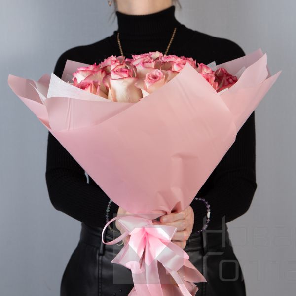 Букет 25 розовых роз с каймой Кения 40 см в упаковке