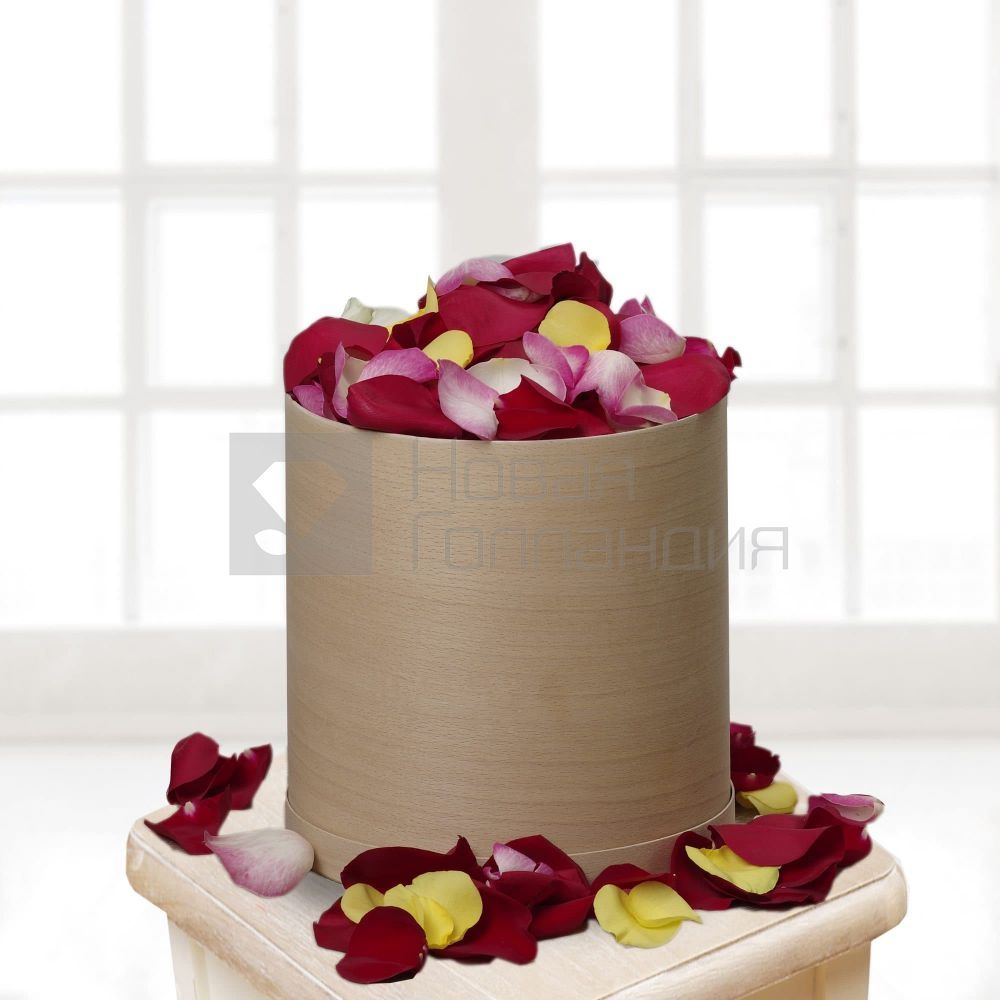 Шляпная коробка с лепестками роз