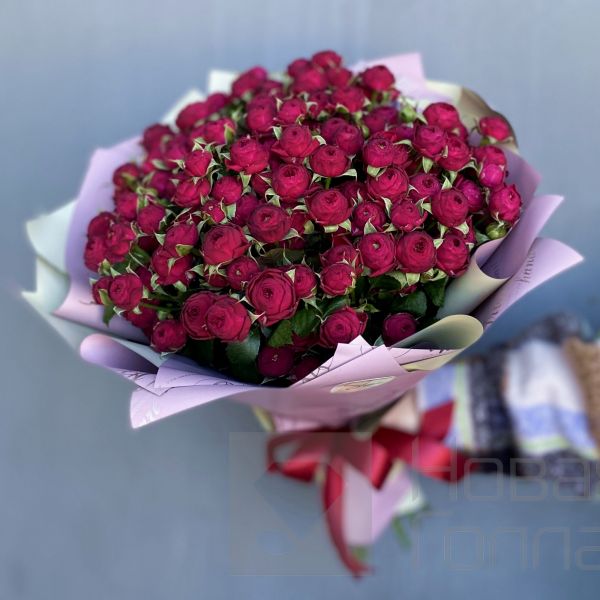 Букет 25 красных кустовых пионовидных роз