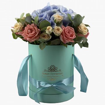 Композиция Тиффани из роз и гортензии в шляпной коробке Композиция Тиффани из роз и гортензии в шляпной коробке