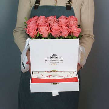 Белая коробка шкатулка 25 коралловых роз Raffaello в подарок Белая коробка шкатулка 25 коралловых роз Raffaello в подарок