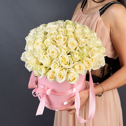 51 Белая роза в большой розовой шляпной коробке 