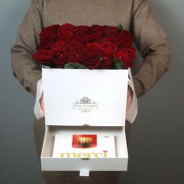 35 красных роз в большой белой коробке шкатулке с конфетами Merci