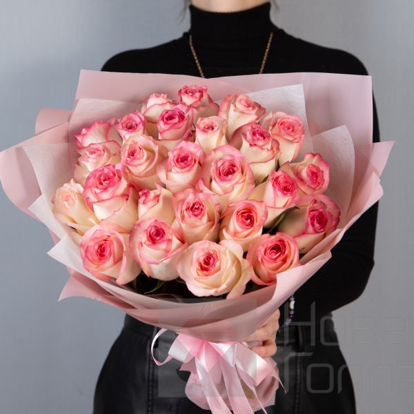 Букет 25 розовых роз с каймой Кения 40 см в упаковке