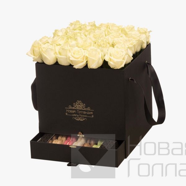 35 белых роз в большой черной коробке шкатулке с макарунсами
