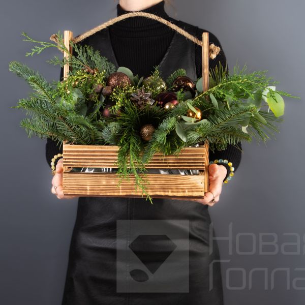 Композиция в деревянном ящике "Зимний шоколад"