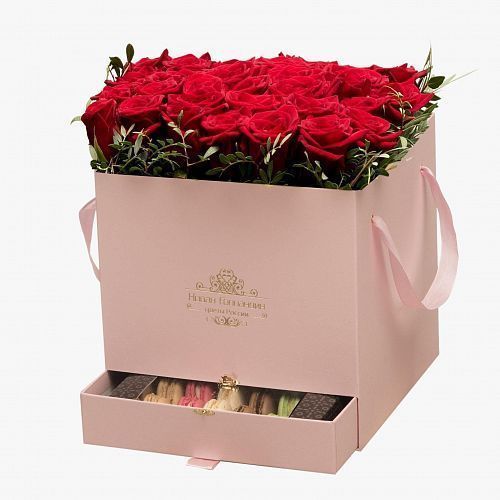 35 красных роз в большой розовой коробке шкатулке с макарунсами