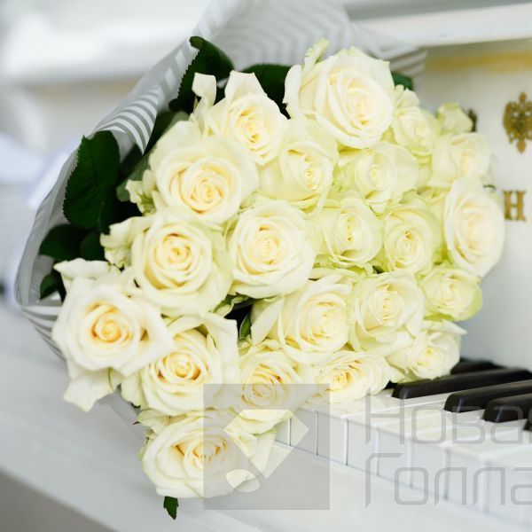 Букет 21 белая роза 70 см