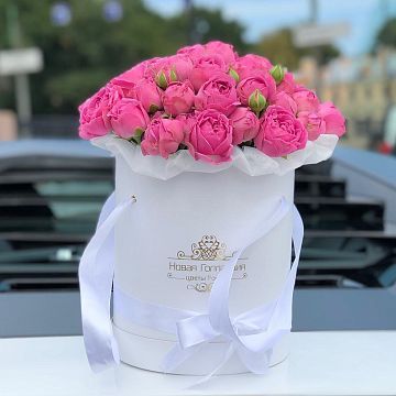 11 розовых кустовых пионовидных роз в белой шляпной коробке №22 11 розовых кустовых пионовидных роз в белой шляпной коробке №22