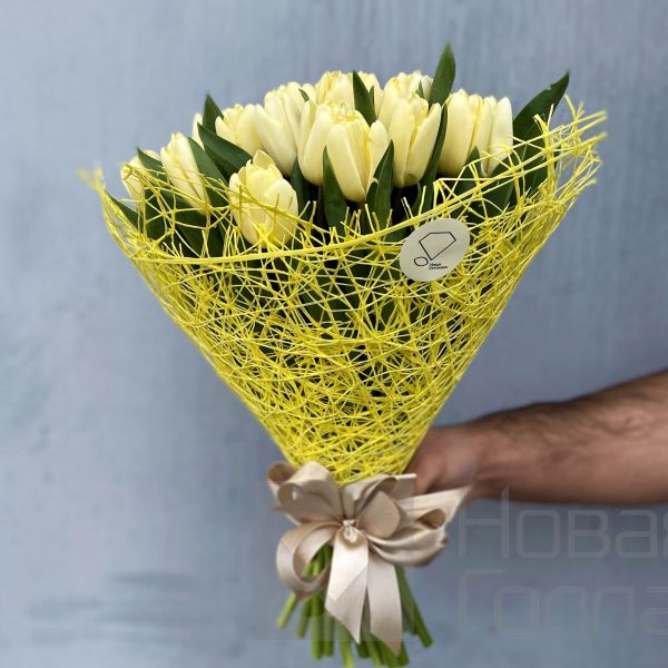 Букет 35 кремовых тюльпанов