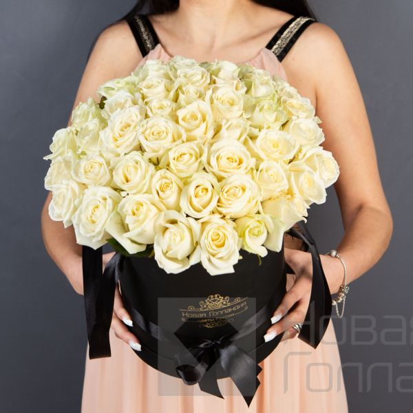 51 Белая роза в большой черной шляпной коробке №214