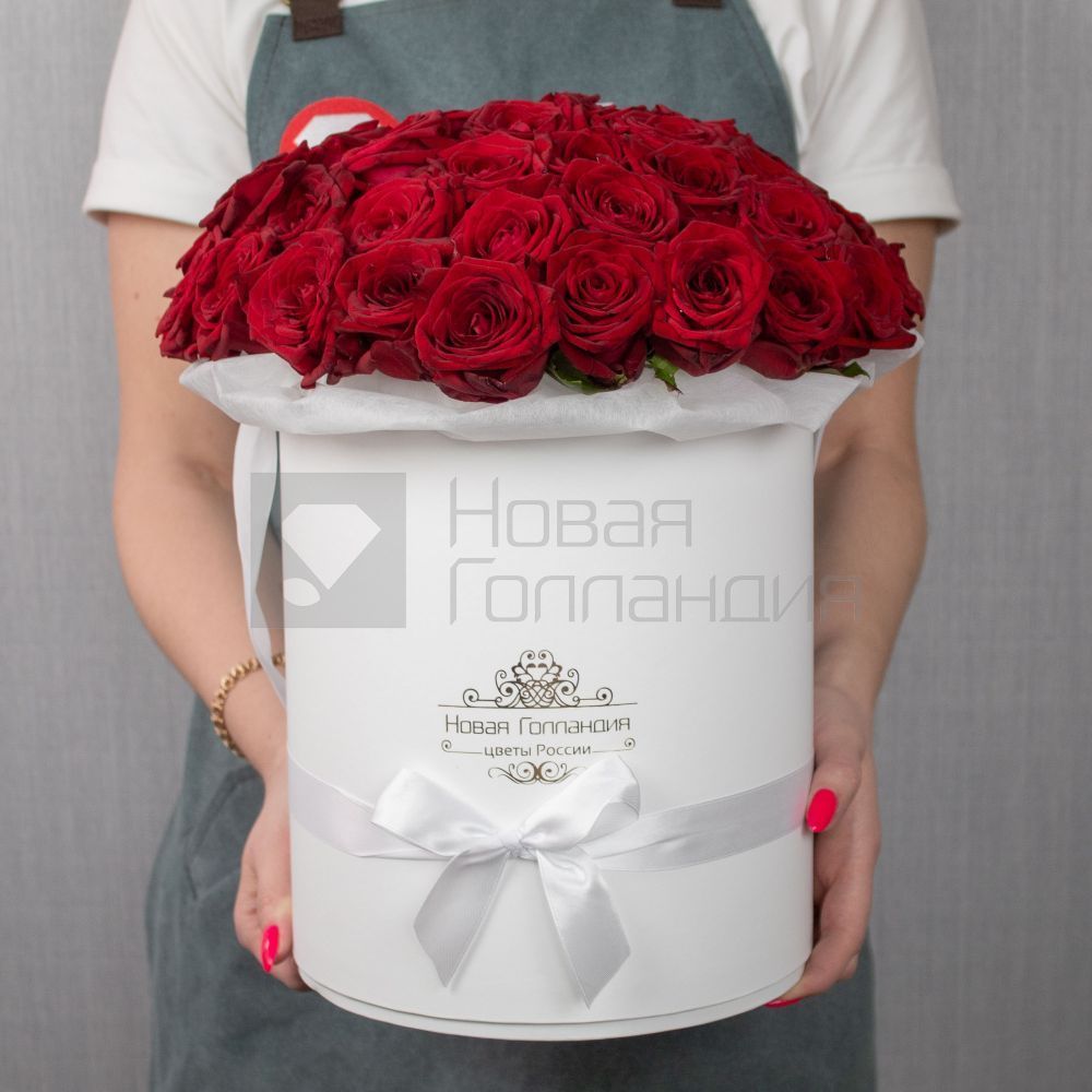 51 красная роза в большой белой шляпной коробке LUX