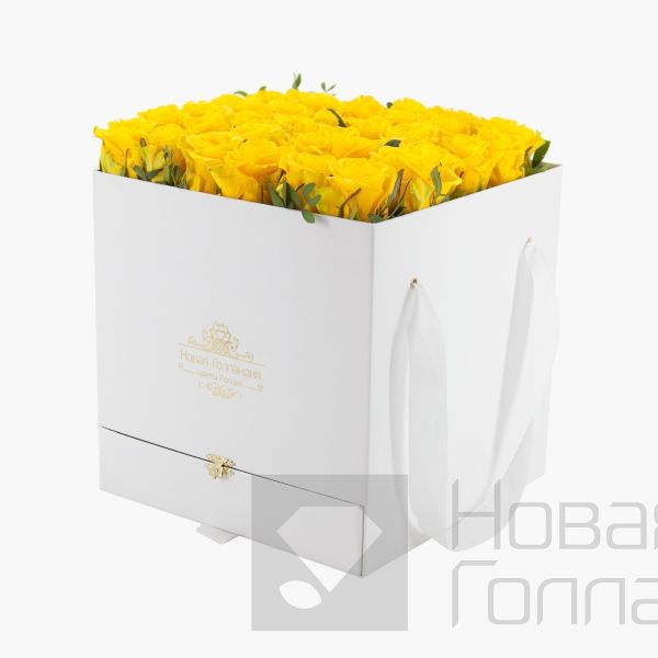 35 желтых роз в большой белой коробке шкатулке с макарунсами №467