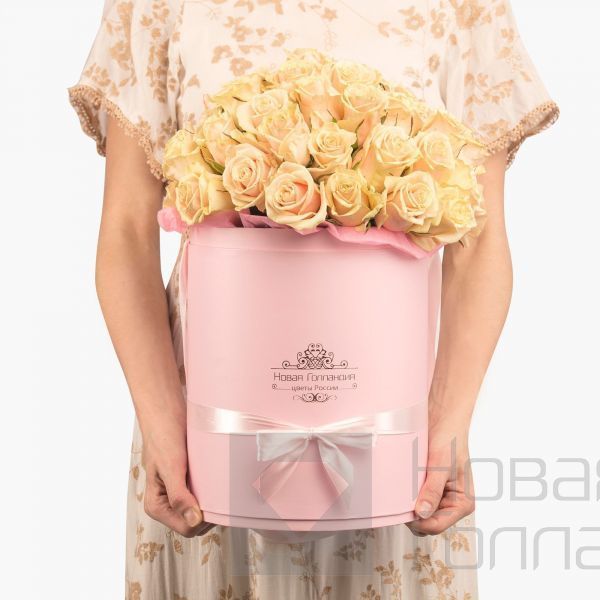 51 нюдовая роза в большой розовой шляпной коробке №312