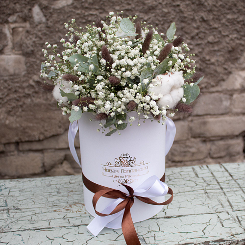 Гипсофила в маленькой белой коробке