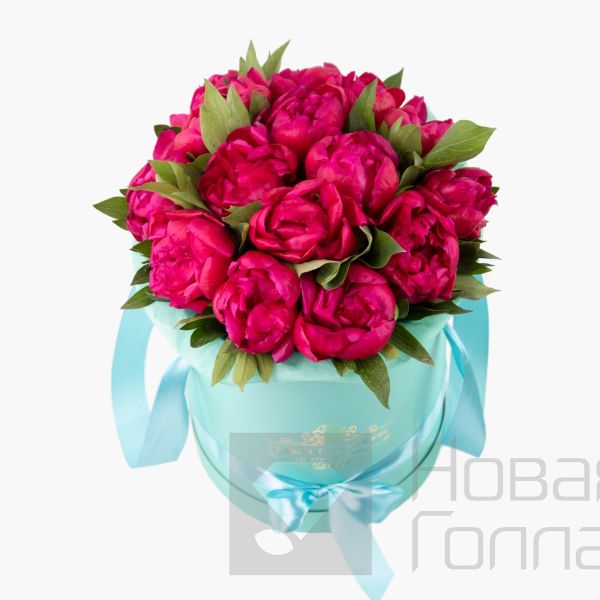 15 малиновых пионов в сиреневой шляпной коробке №795