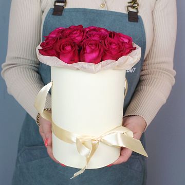 15 малиновых роз в маленькой бежевой коробке № 598 15 малиновых роз в маленькой бежевой коробке № 598