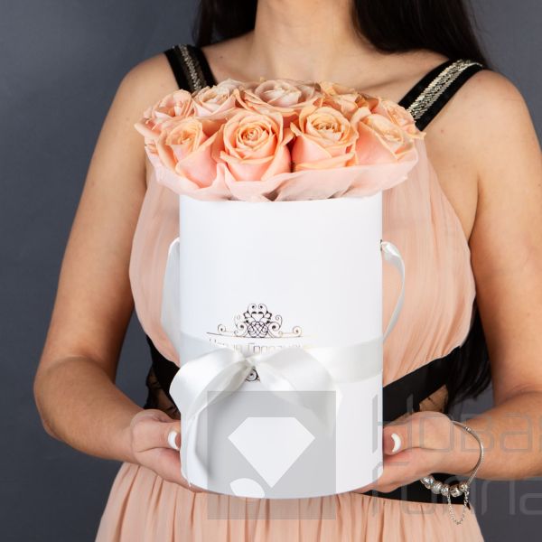 15 нюдовых роз в маленькой белой шляпной коробке №337