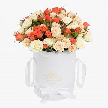 25 кустовых роз ассорти в белой коробке №816 25 кустовых роз ассорти в белой коробке №816