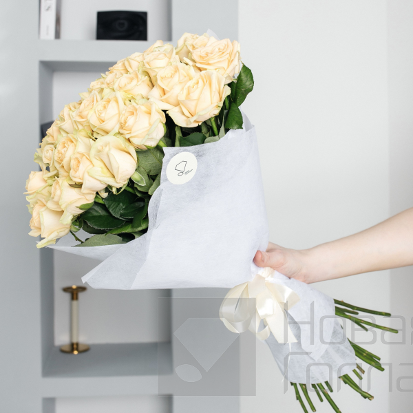 Букет 31 кремовая роза 70 см