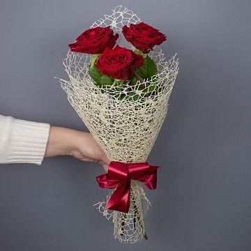 Букет из 3 красных роз (12) Букет из 3 красных роз (12)