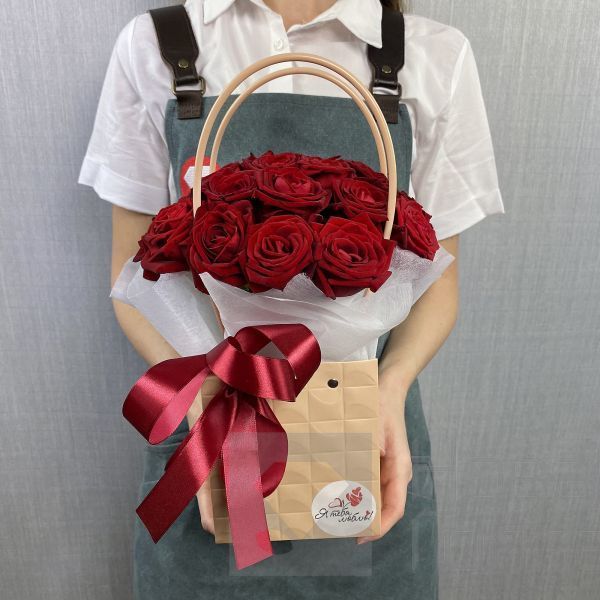 25 красных роз в сумочке " Я Тебя Люблю"