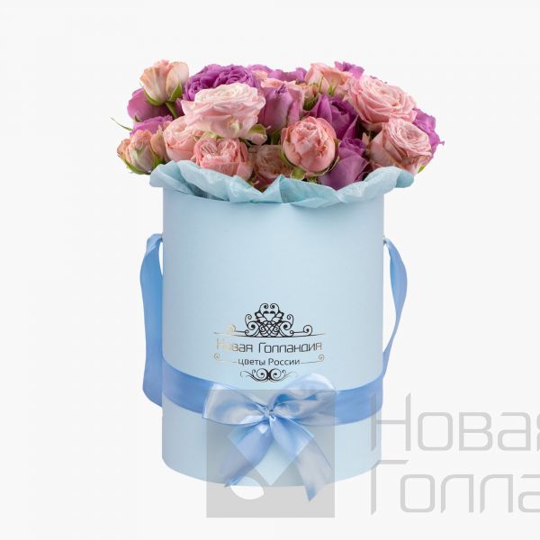 Розовые пионовидные кустовые розы микс в голубой шляпной коробке №743