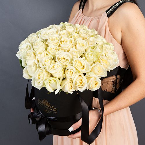 51 Белая роза в большой черной шляпной коробке 